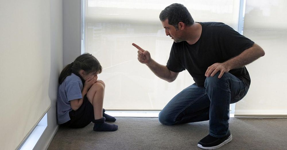 Родители наказывают детей. Отец кричит на ребенка. Ребенок наказан. Ссора родителей. Отец прощает сына.